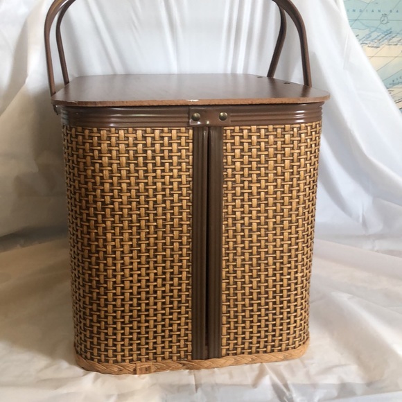 Picnic basket large woven straw with metal handles circa 1970 very sturdy Amish - Picture 9 of 10
